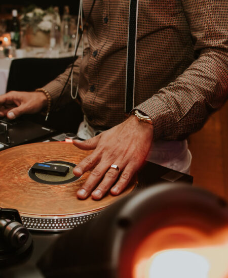 DJ enflamment la piste de danse DJ enflamment la piste de danse