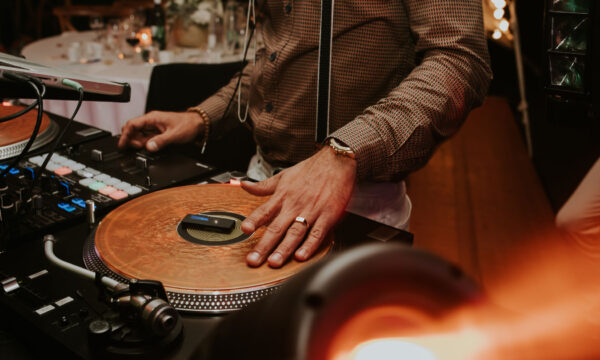 DJ enflamment la piste de danse DJ enflamment la piste de danse